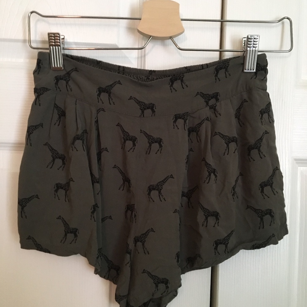 Sage giraffe shorts 🦒